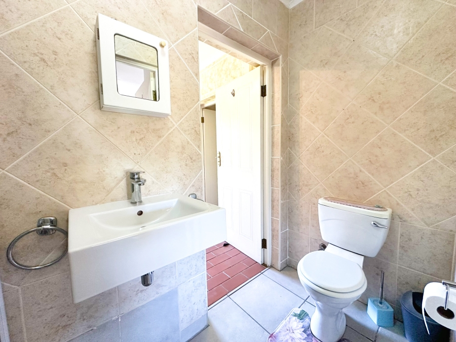 5 Bedroom Property for Sale in The Island Western Cape